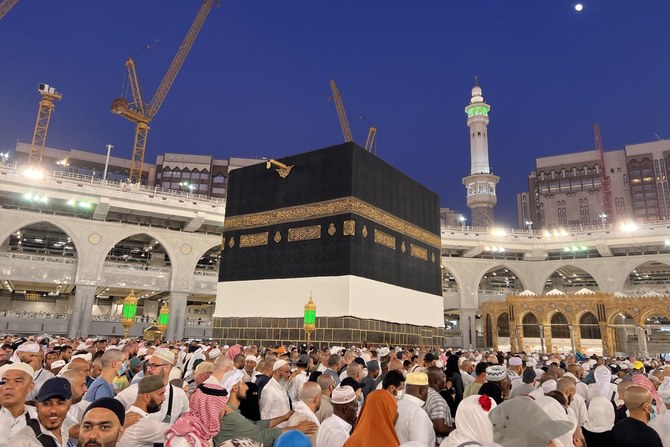 Des pèlerins musulmans se rassemblent autour de la Kaaba dans la Grande Mosquée de la ville sainte de La Mecque, le 30 juin 2023, lors du pèlerinage annuel du Hajj. (AFP)