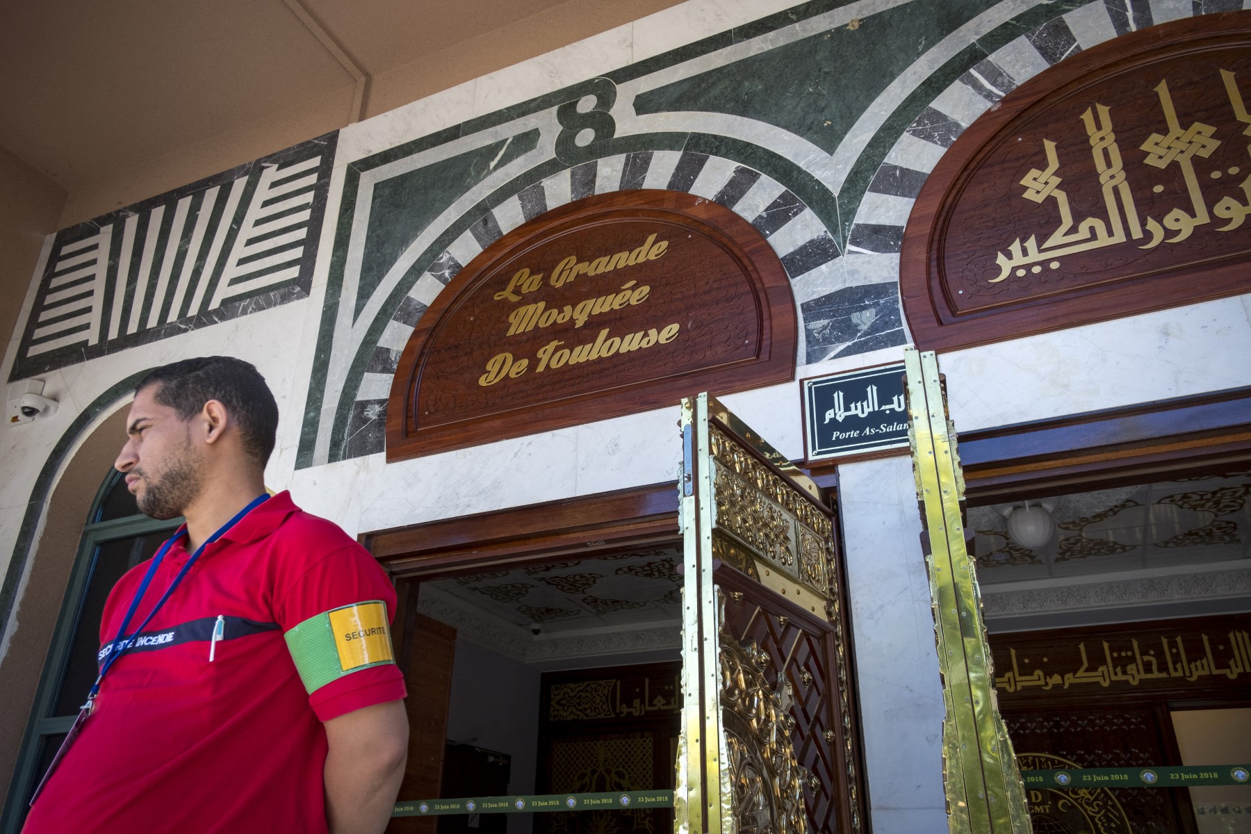 Un agent de sécurité se tient à l'entrée de la Grande Mosquée dans le quartier d'Empalot à Toulouse, le 23 juin 2018, lors de son inauguration après 13 ans de rénovation. (Photo Eric Cabanis AFP)