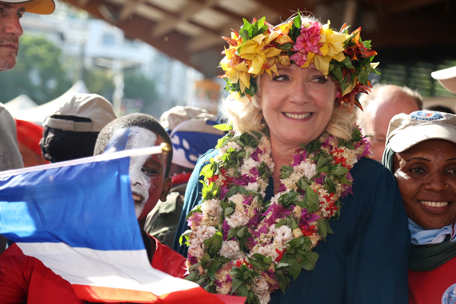 Marine Le Pen (au centre), candidate du Rassemblement national (RN) à l'élection présidentielle française de 2022, pose avec des sympathisants lors d'une visite de campagne sur la place Mamoudzou à Mayotte, le 18 décembre 2021. (Photo Ali Al-Daher AFP)