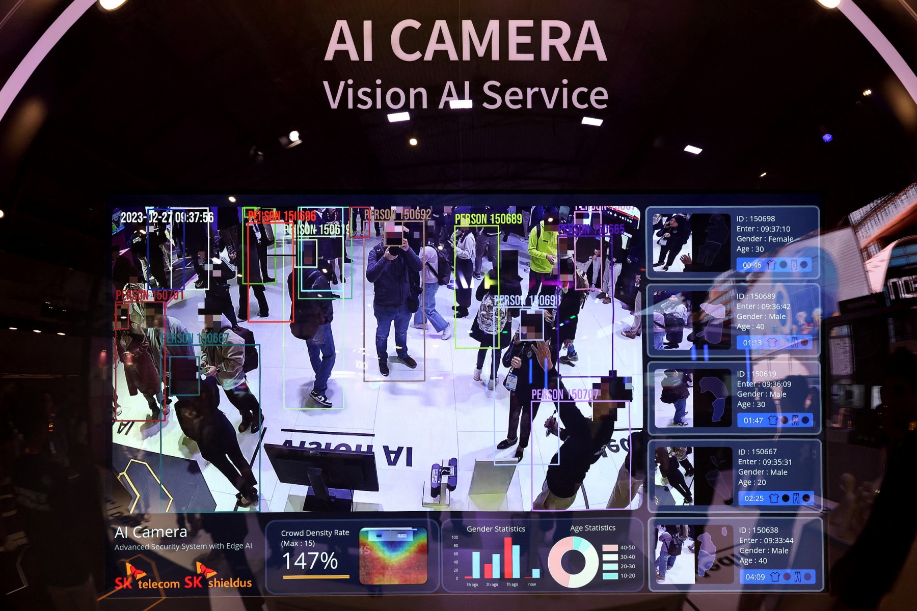 Une photo prise le 27 février 2023 montre un logiciel de reconnaissance faciale sur le stand de Metaverse au Mobile World Congress (MWC), le plus grand rassemblement annuel de l'industrie des télécommunications, à Barcelone. (Photo de Thomas COEX / AFP)