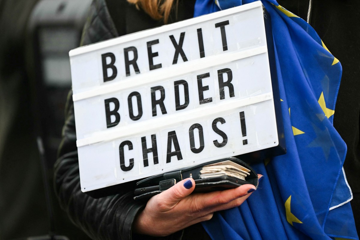 Un partisan anti-Brexit tient une pancarte lors d'un rassemblement à l'extérieur du Palais de Westminster, qui abrite les Chambres du Parlement, dans le centre de Londres, le 31 janvier 2024, alors que les nouveaux contrôles douaniers post-Brexit entrent en vigueur. (Photo Justin Tallis AFP)