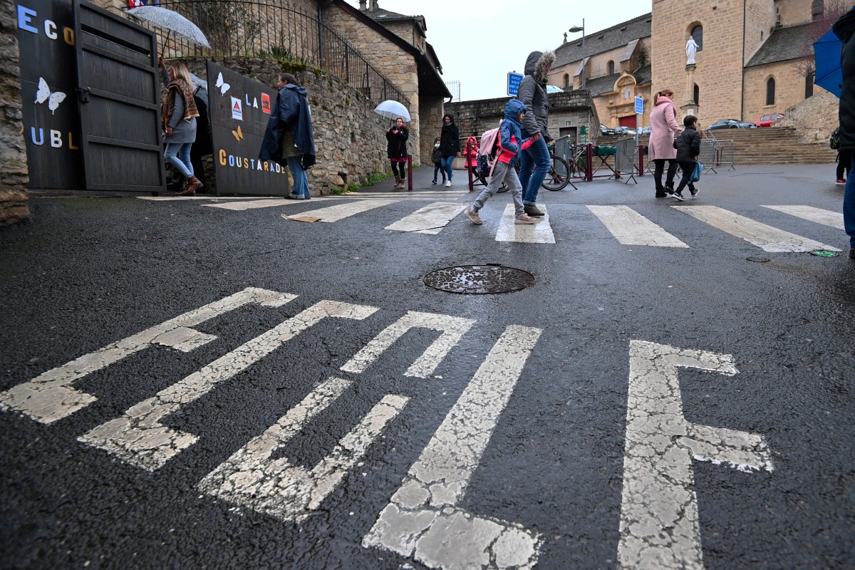 Ecole: le public dans la rue, les finances du privé dans le viseur de députés