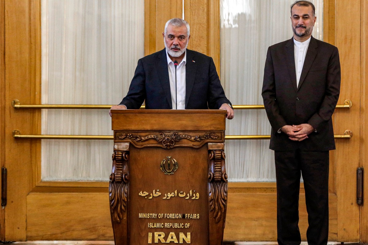 Ismail Haniyeh (à gauche), chef du bureau politique du mouvement islamiste palestinien Hamas basé à Doha, s'adresse à la presse après une réunion avec le ministre iranien des Affaires étrangères Hossein Amir-Abdollahian (à droite) à Téhéran le 26 mars 2024. (Photo par AFP)
