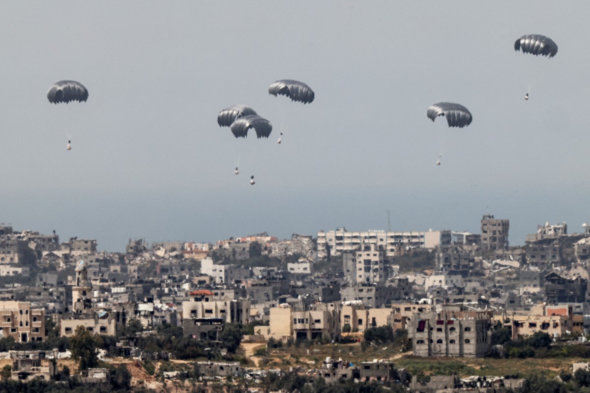 Cette photo prise depuis la frontière sud d'Israël avec la bande de Gaza montre des parachutes d'aide humanitaire tombant au-dessus du territoire palestinien assiégé le 27 mars 2024, dans le cadre du conflit actuel entre Israël et le groupe militant Hamas. (Photo Jack Guez AFP)