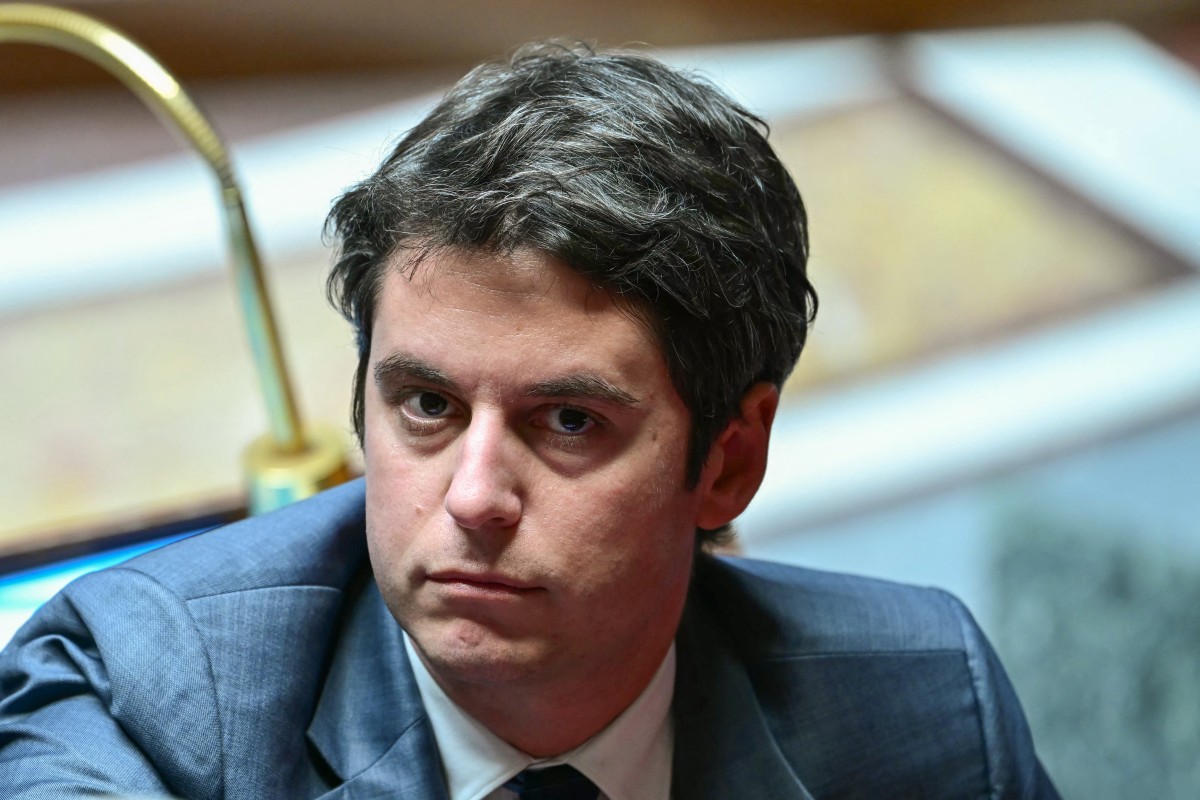 Attal seul en scène face aux députés, une mise en lumière qui divise