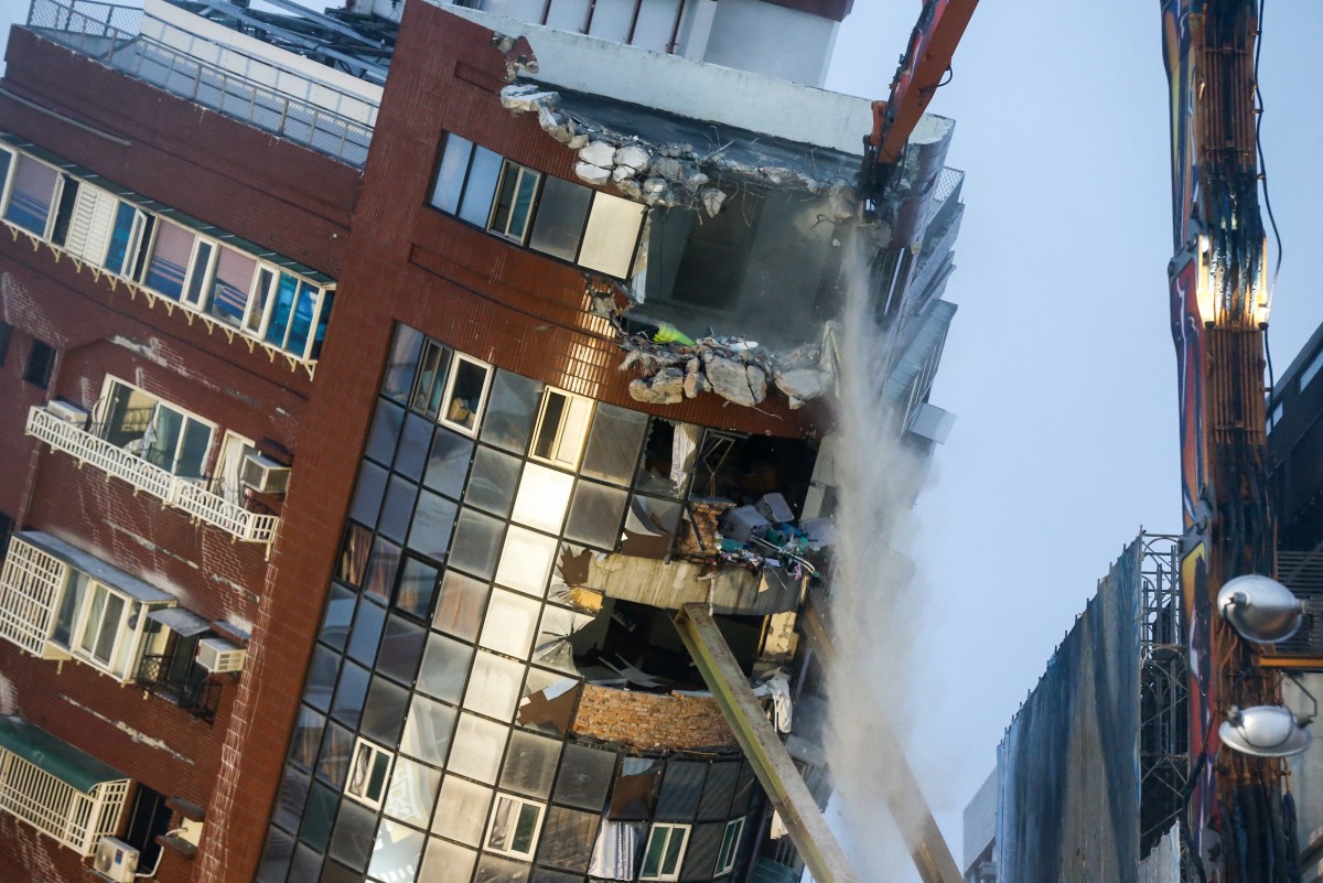 Taïwan: des fleurs et de l'encens pour dire adieu au bâtiment emblématique du séisme