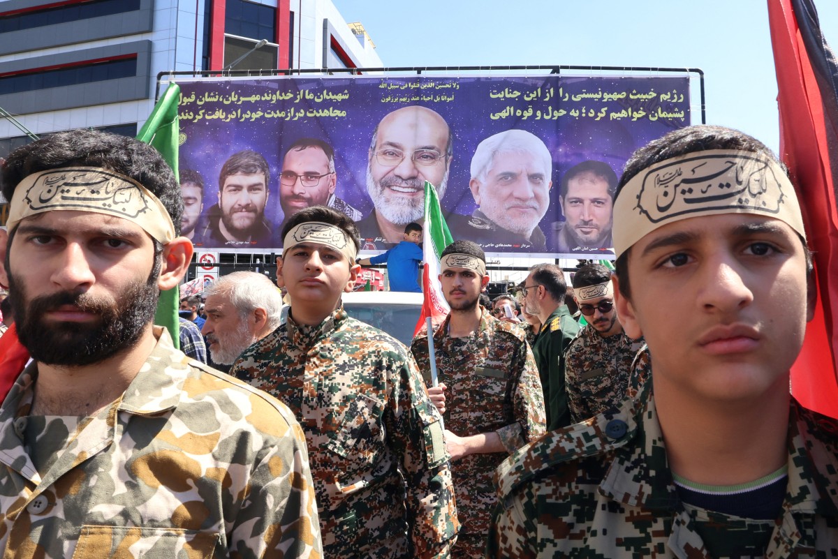 Des Iraniens assistent aux funérailles de sept membres du Corps des gardiens de la révolution tués lors d'une attaque contre l'annexe consulaire du pays à Damas, que Téhéran a imputée à Israël, le 5 avril 2024, lors de leur procession funéraire à Téhéran. (Photo Atta Kenare AFP)
