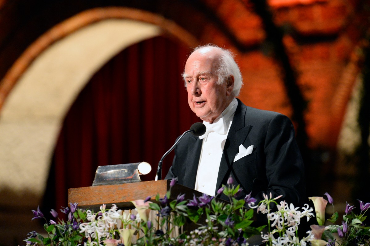 Le lauréat du prix Nobel de physique 2013, Peter W Higgs, s'adresse au traditionnel banquet du prix Nobel à l'hôtel de ville de Stockholm le 10 décembre 2013. (Photo, AFP)
