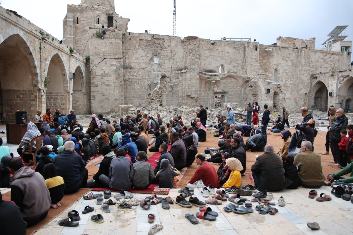 Des fidèles palestiniens se rassemblent le 10 avril 2024 dans la cour de la mosquée historique Omari de la ville de Gaza, qui a été lourdement endommagée par les bombardements israéliens lors des batailles en cours entre Israël et le Hamas, le premier jour de l'Aïd al-Fitr, qui marque la fin du mois de jeûne islamique du Ramadan. (Photo AFP)