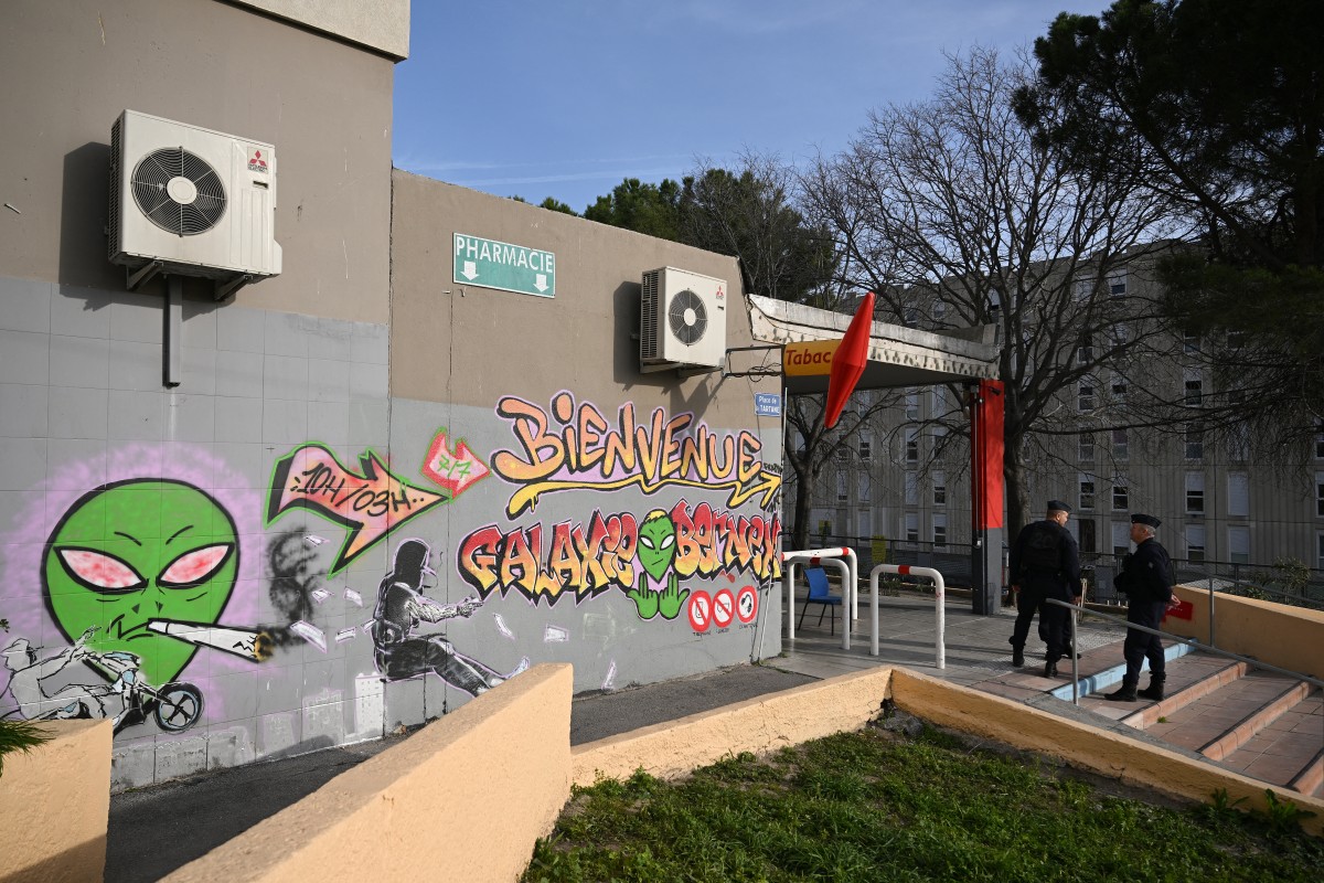 À La Castellane, après trois semaines d'une opération antidrogue "XXL" qui a mobilisé en moyenne 600 policiers et gendarmes par jour, les habitants reprennent leur vie quotidienne. (Photo Nicolas Tucat AFP)