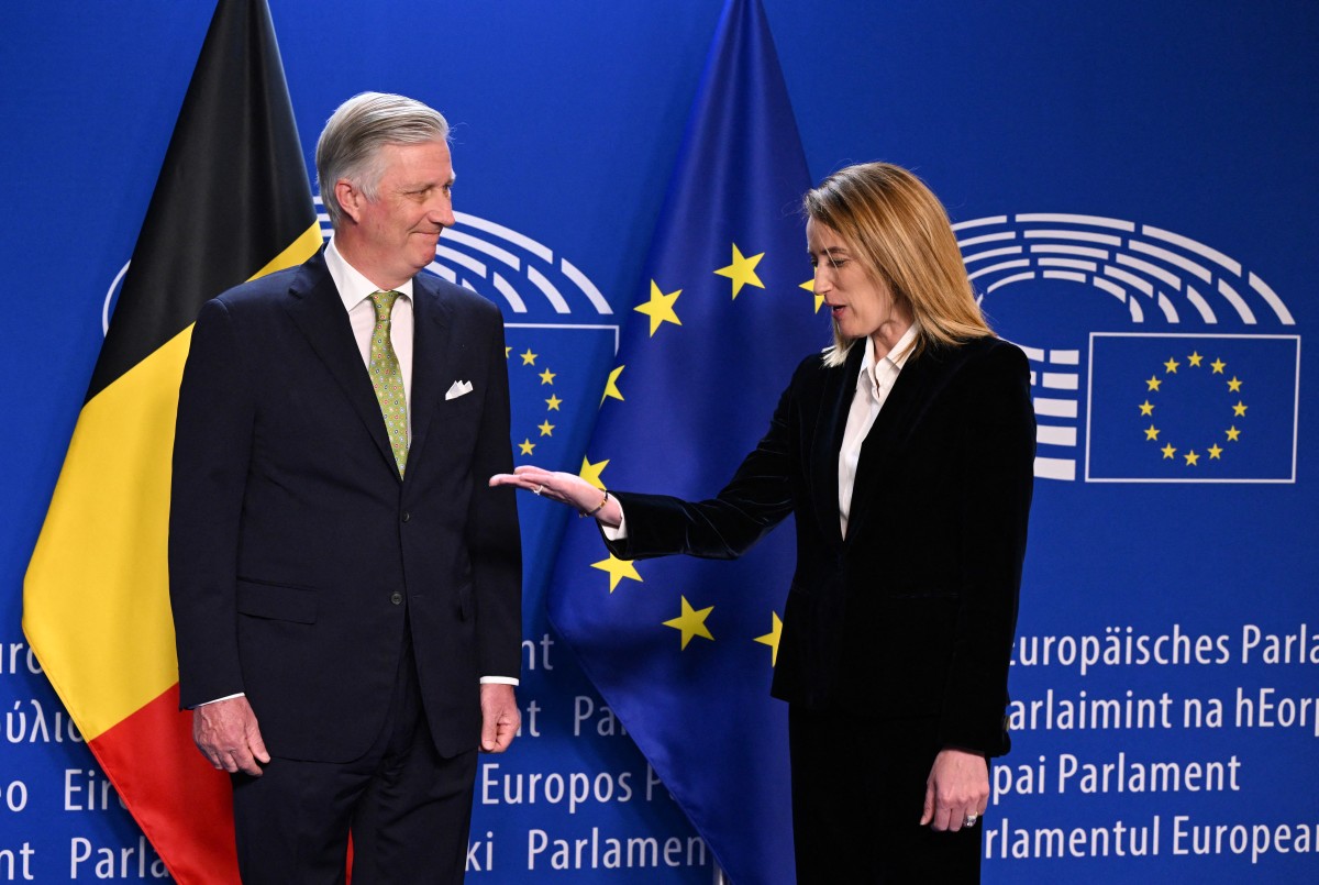 Le roi Philippe de Belgique (à gauche) s'entretient avec la présidente du Parlement européen, Roberta Metsola, avant leur réunion bilatérale et leur session plénière au Parlement européen à Bruxelles, le 10 avril 2024. (Photo John Thys AFP)