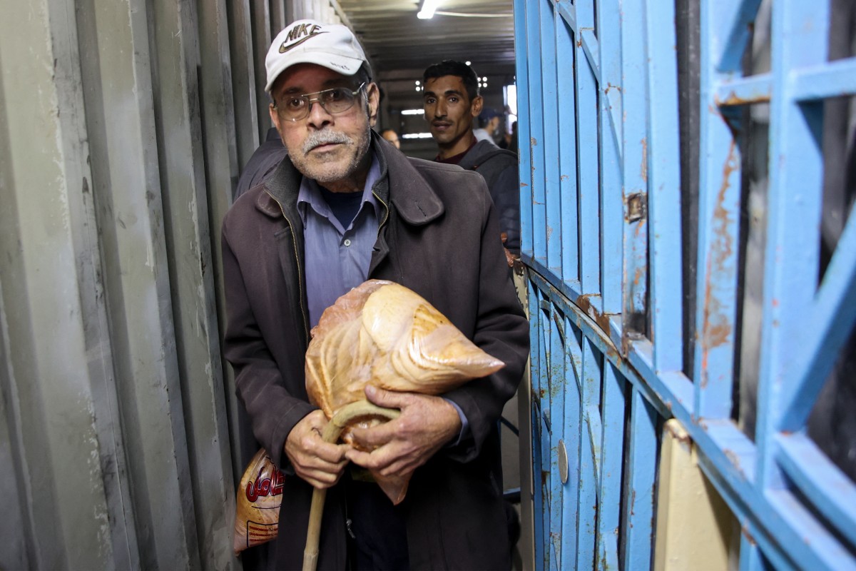 Les Palestiniens font la queue pour acheter du pain subventionné dans une boulangerie de la ville de Gaza, le 14 avril 2024, dans le cadre du conflit entre Israël et le groupe militant Hamas. (Photo par AFP)