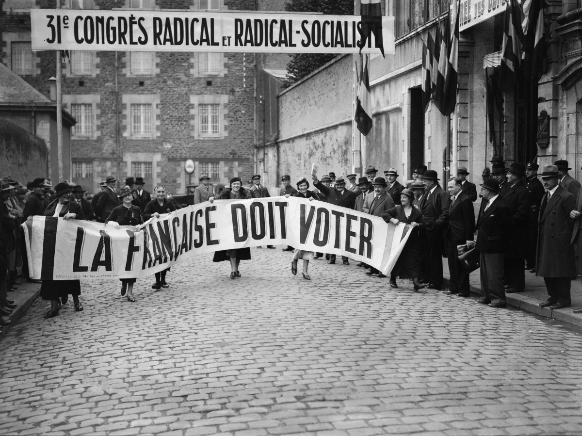 Des "suffragettes" françaises manifestent pour réclamer le droit de vote à Nantes, dans l'ouest de la France, le 27 octobre 1934, lors d'un congrès du parti radical-socialiste. (AFP)