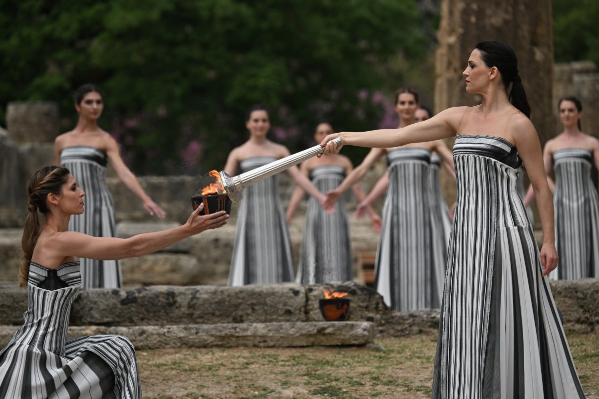 C'est dans le sanctuaire antique d'Olympie, devant les ruines vieilles de 2.600 ans du temple d'Héra, que la flamme pour les Jeux qui se tiendront du 26 juillet au 11 août a été allumée vers 12h15 heure locale (09h15 GMT)