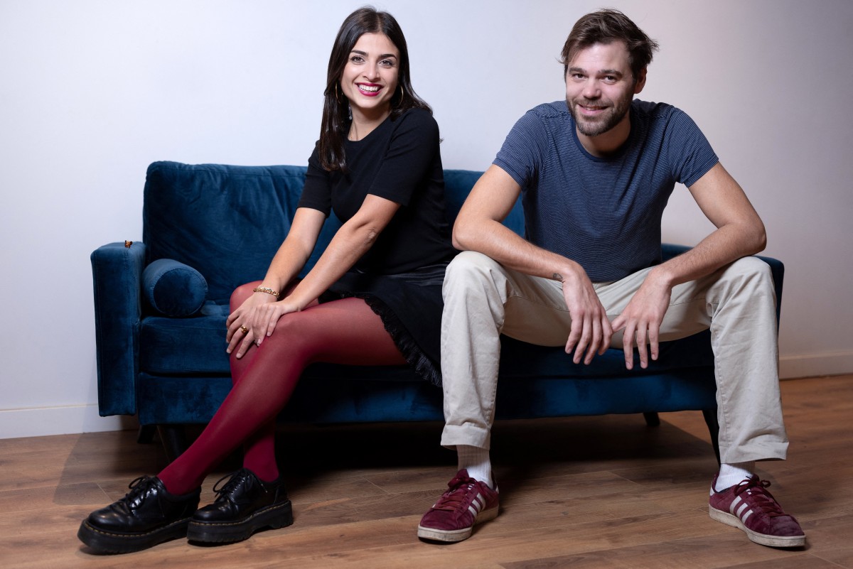 Le musicien français Louis Thomas (à droite) et la chanteuse arméniennne Jaklin Baghdasaryan, membres du duo Ladaniva qui représentera l'Arménie à l'Eurovision 2024, posent lors d'une séance photo à Paris le 17 avril 2024. (Photo Joel Saget AFP)
