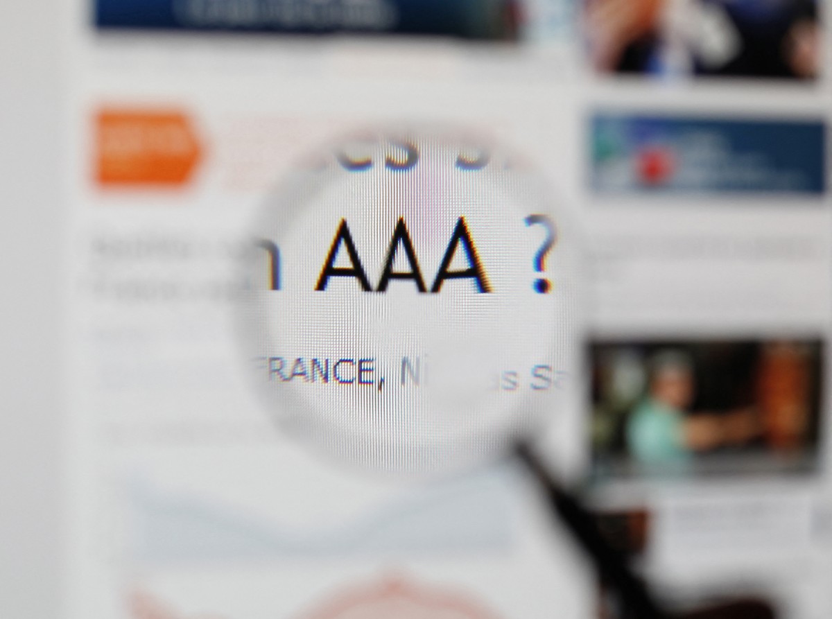 Un gros plan montre un site web de média avec la note triple "A" ( AAA ) suivie d’un point d’interrogation. (Photo Thomas Coex AFP)