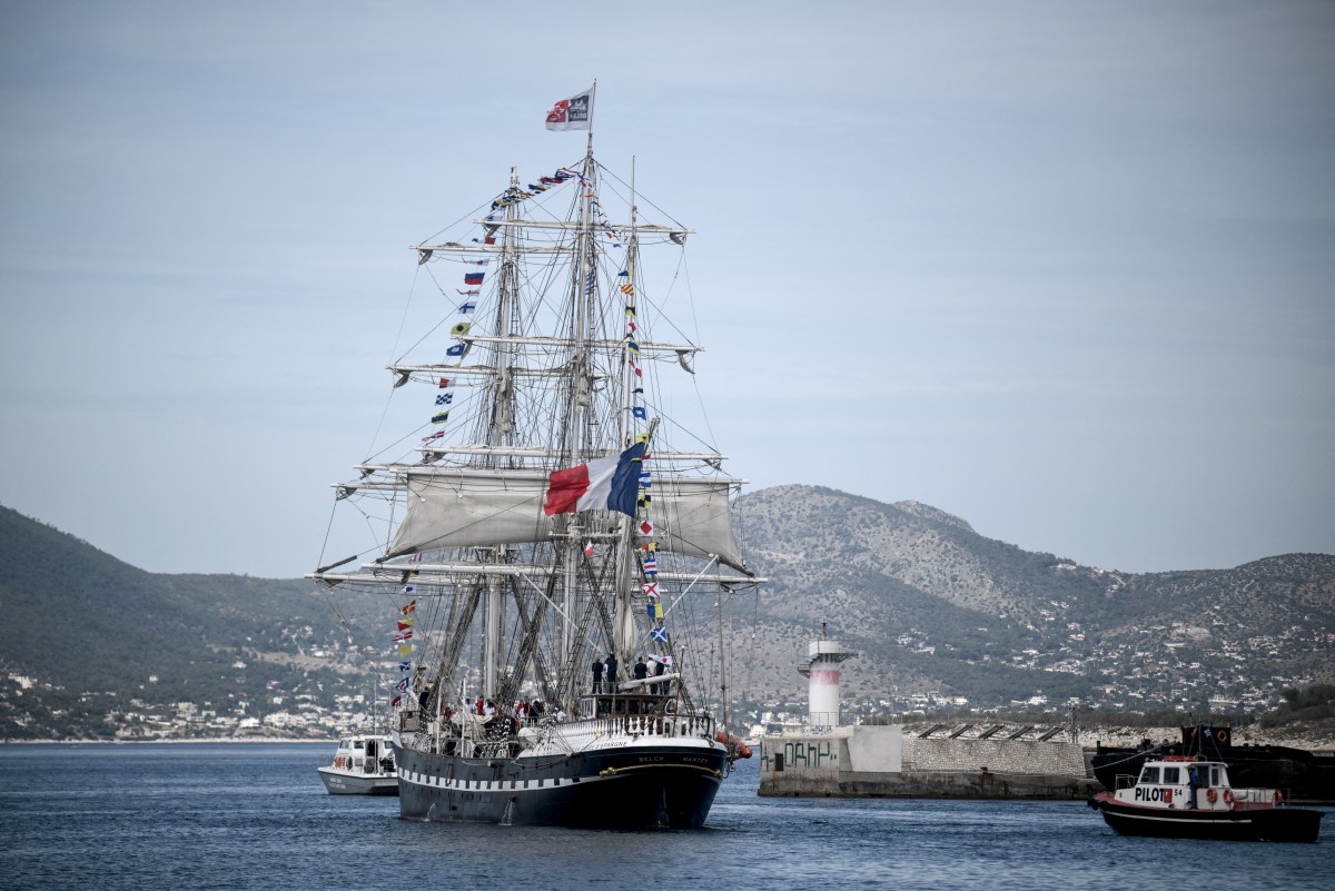 Le Belem, trois-mâts barque français du XIXe siècle, quitte le port du Pirée, près d'Athènes, avec la flamme olympique à son bord pour entamer son voyage vers la France le 27 avril 2024, un jour après que la Grèce a remis le flambeau des Jeux de 2024 aux organisateurs parisiens. (Photo Angelos Tzortzinis AFP)