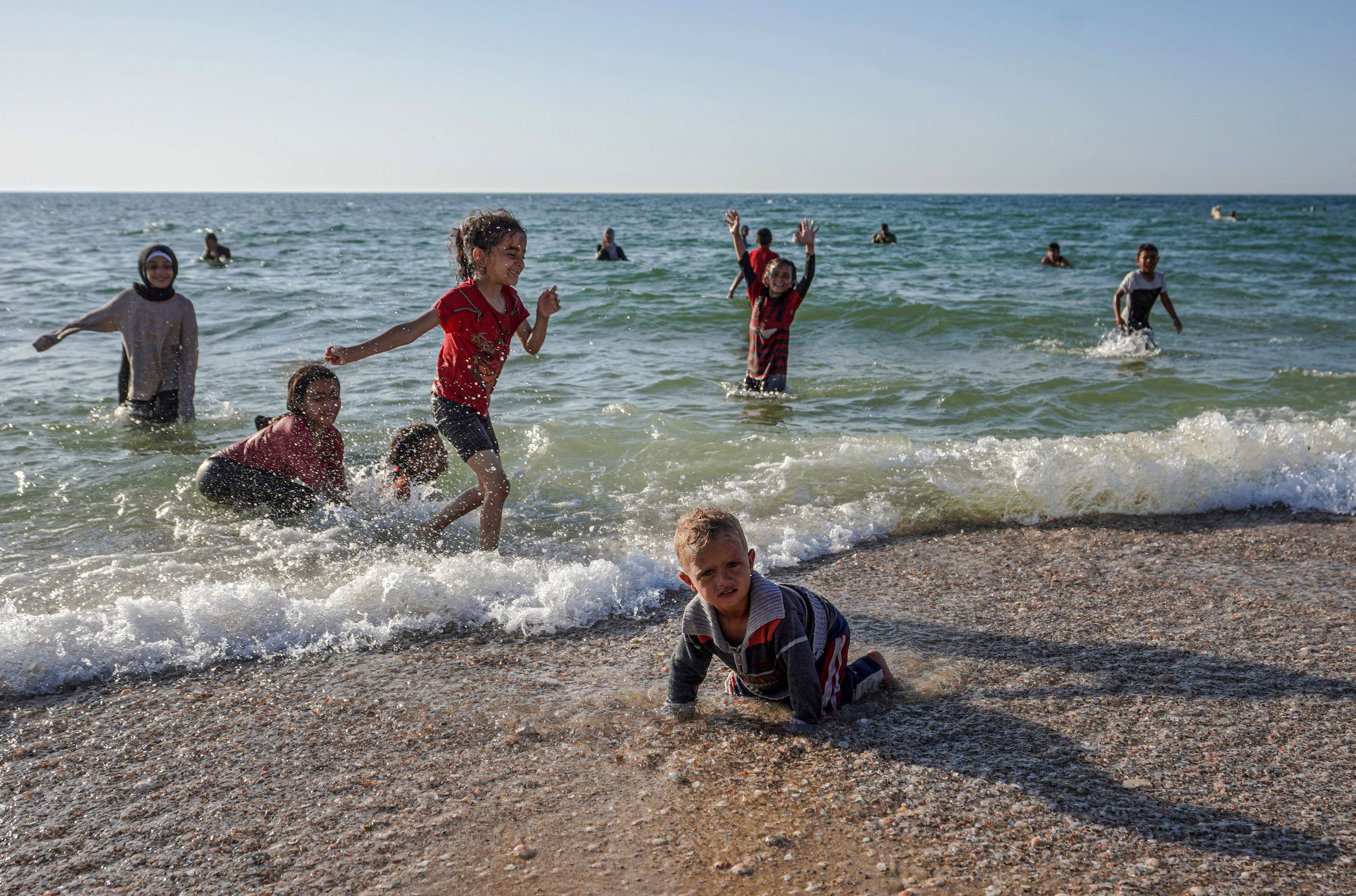 "Sortir de la destruction et de la mort" : des Gazaouis à la plage comme avant la guerre