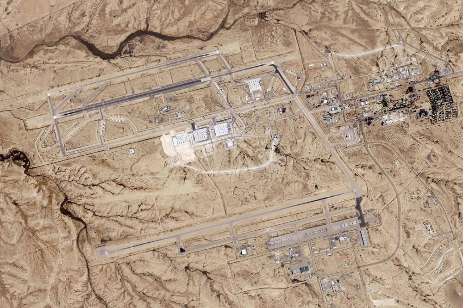 Une image satellite montre les dégâts après l'attaque iranienne sur une base aérienne israélienne dans le désert