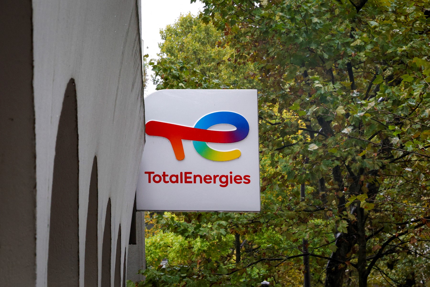 TotalEnergies poursuit ses investissements dans le GNL à Oman, Technip en bénéficie