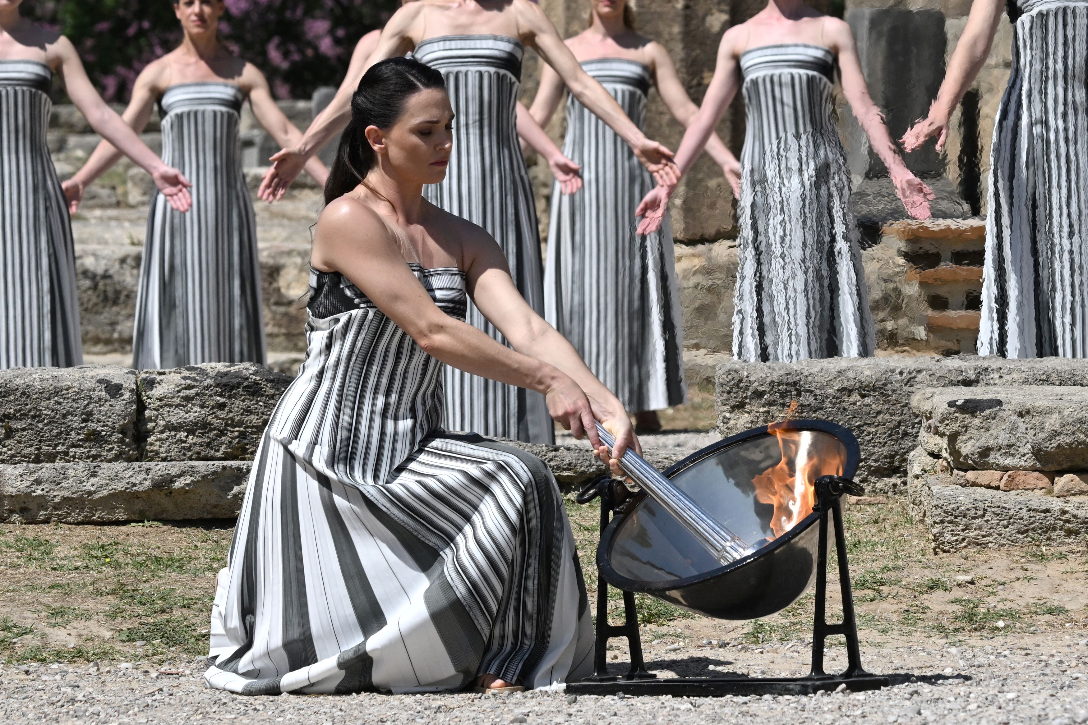 JO-2024: le relais de la flamme, un rituel pas si antique Paris, France