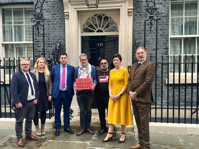Pétition demandant la suspension des ventes d’armes britanniques à Israël remise à Downing Street