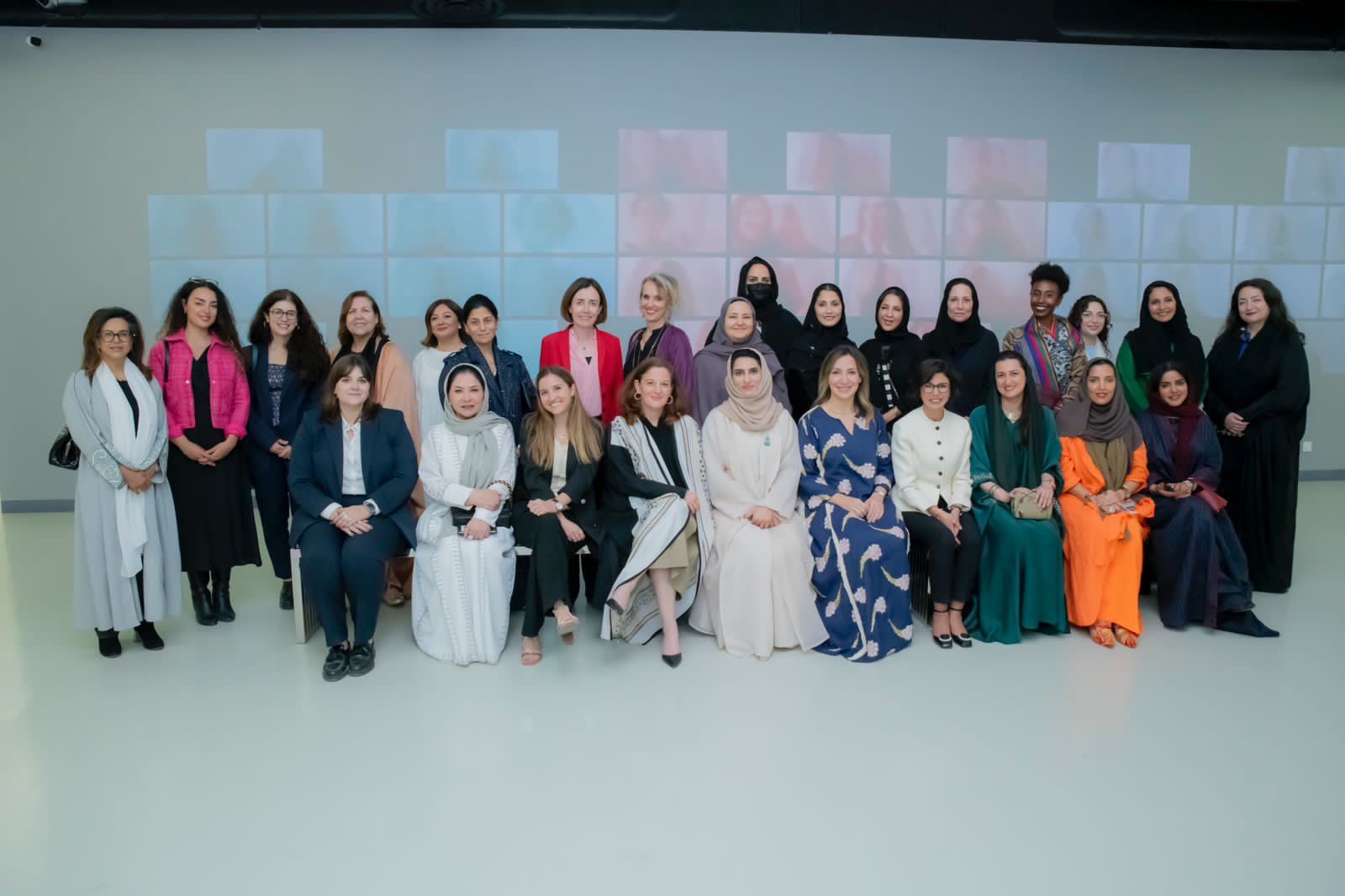 Visite de Rachida Dati, ministre française de la culture l’exposition Woven Portraits en compagnie des artistes le 17 mars 2024 à la galerie l’art Pur (Fournie)