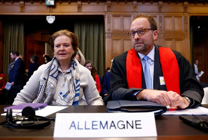 Les membres de la délégation allemande, Tania von Uslar-Gleichen et Christian J. Tams, sont assis dans la salle d'audience alors que le Nicaragua s'apprête à demander lundi à la Cour internationale de Justice d'ordonner à Berlin de suspendre ses exportations d'armes militaires vers Israël et de revenir sur sa décision d'arrêter. financement de l'agence des Nations Unies pour les réfugiés palestiniens, l'UNRWA, à La Haye, aux Pays-Bas. (Reuters)