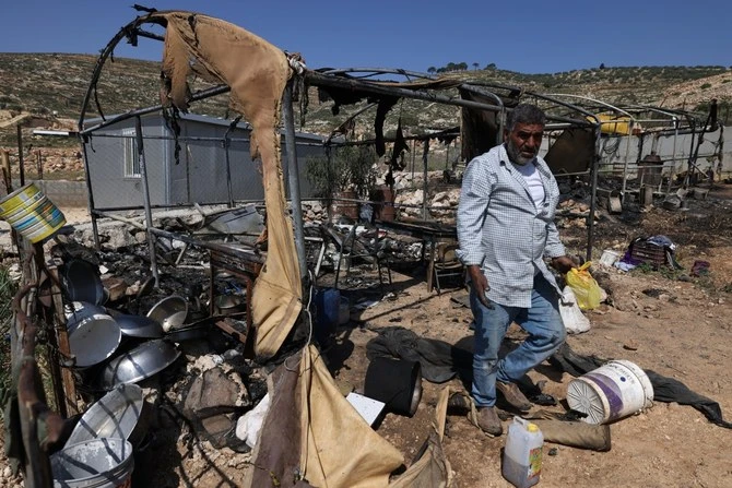 Un Palestinien inspecte les dommages causés à ses biens dans le village de Mughayir près de Ramallah, en Cisjordanie occupée par Israël, le 13 avril 2024, après une attaque de colons israéliens contre le village (AFP)