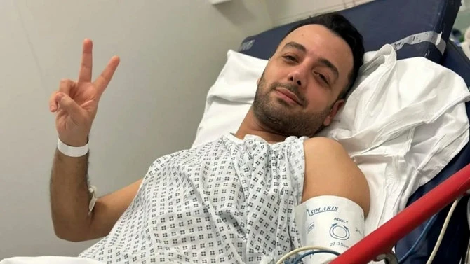Le journaliste iranien poignardé Pouria Zeraati mieux, mais pas complètement rétabli