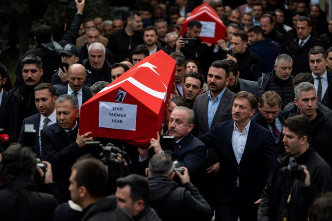 Des gens portent lors de cérémonies funéraires, les cercueils des victimes de l'explosion dans la rue Istiklal à Istanbul, le 14 novembre 2022. (AFP)
