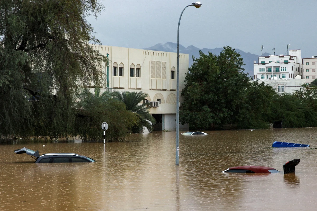 Cette photo prise le 4 janvier 2022 montre des voitures complètement inondées dans un parking à l'extérieur d'un centre commercial à Mascate, la capitale d'Oman. Le mauvais temps affecte les États du Golfe, et plusieurs d'entre eux ont émis des alertes météorologiques. (Photo Mohammed Mahjoub AFP)