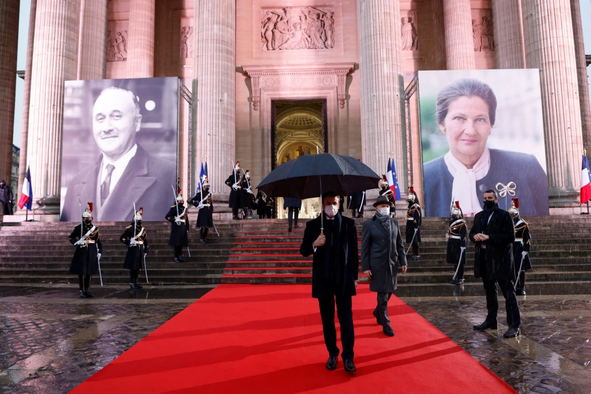 Le président français Emmanuel Macron arrive à la cérémonie d'hommage à la politicienne française Simone Veil et au diplomate Jean Monnet, au Panthéon français à Paris, le 7 janvier 2022. (Photo Ludovic Marin Pool AFP)