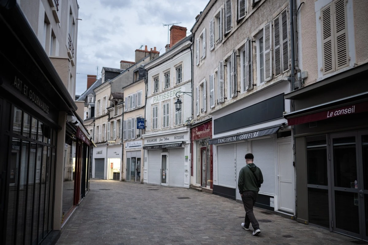 À Paris, un Français crache sur une femme musulmane qui porte un hijab