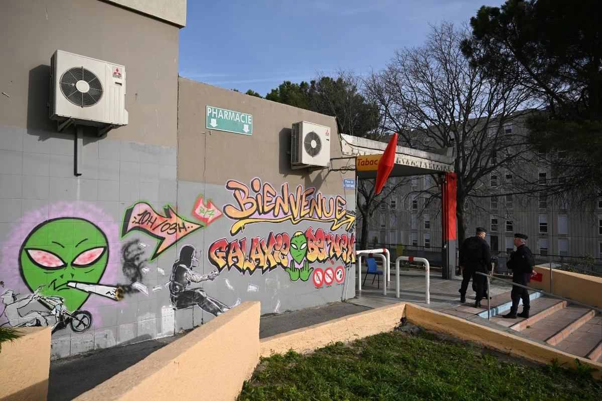 À La Castellane, après trois semaines d'une opération antidrogue "XXL" qui a mobilisé en moyenne 600 policiers et gendarmes par jour, les habitants reprennent leur vie quotidienne. (Photo Nicolas Tucat AFP)