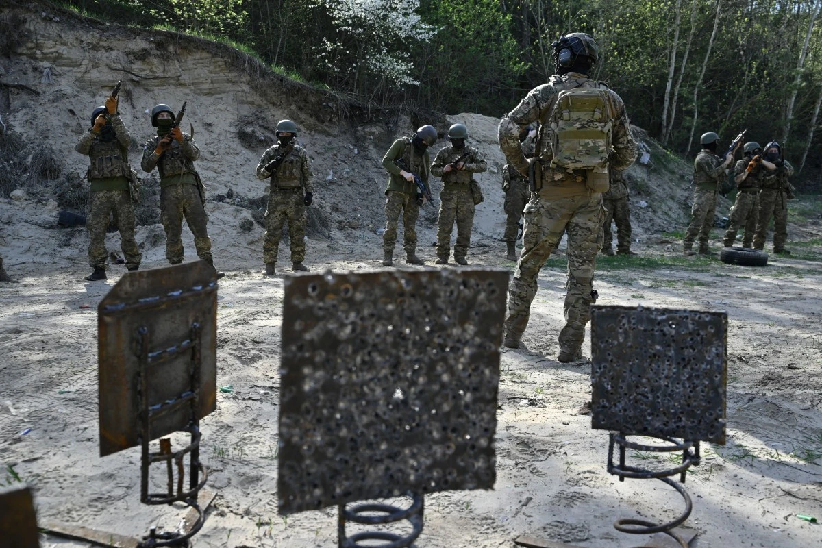 Des membres du bataillon sibérien des forces armées ukrainiennes participent à un exercice d'entraînement militaire sur un champ de tir dans la région de Kiev, le 10 avril 2024, dans le contexte de l'invasion de l'Ukraine par la Russie. (Photo Genya Savilov AFP)
