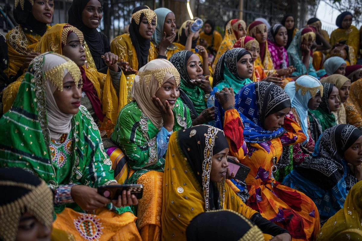 Des jeunes femmes vêtues d'habits traditionnels se reposent après un défilé lors de la célébration du festival Shuwalid à Harar, le 16 avril 2024. (Photo Michele Spatari AFP)