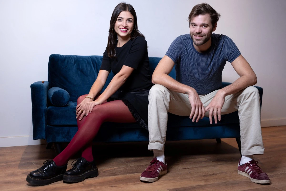 Le musicien français Louis Thomas (à droite) et la chanteuse arméniennne Jaklin Baghdasaryan, membres du duo Ladaniva qui représentera l'Arménie à l'Eurovision 2024, posent lors d'une séance photo à Paris le 17 avril 2024. (Photo Joel Saget AFP)
