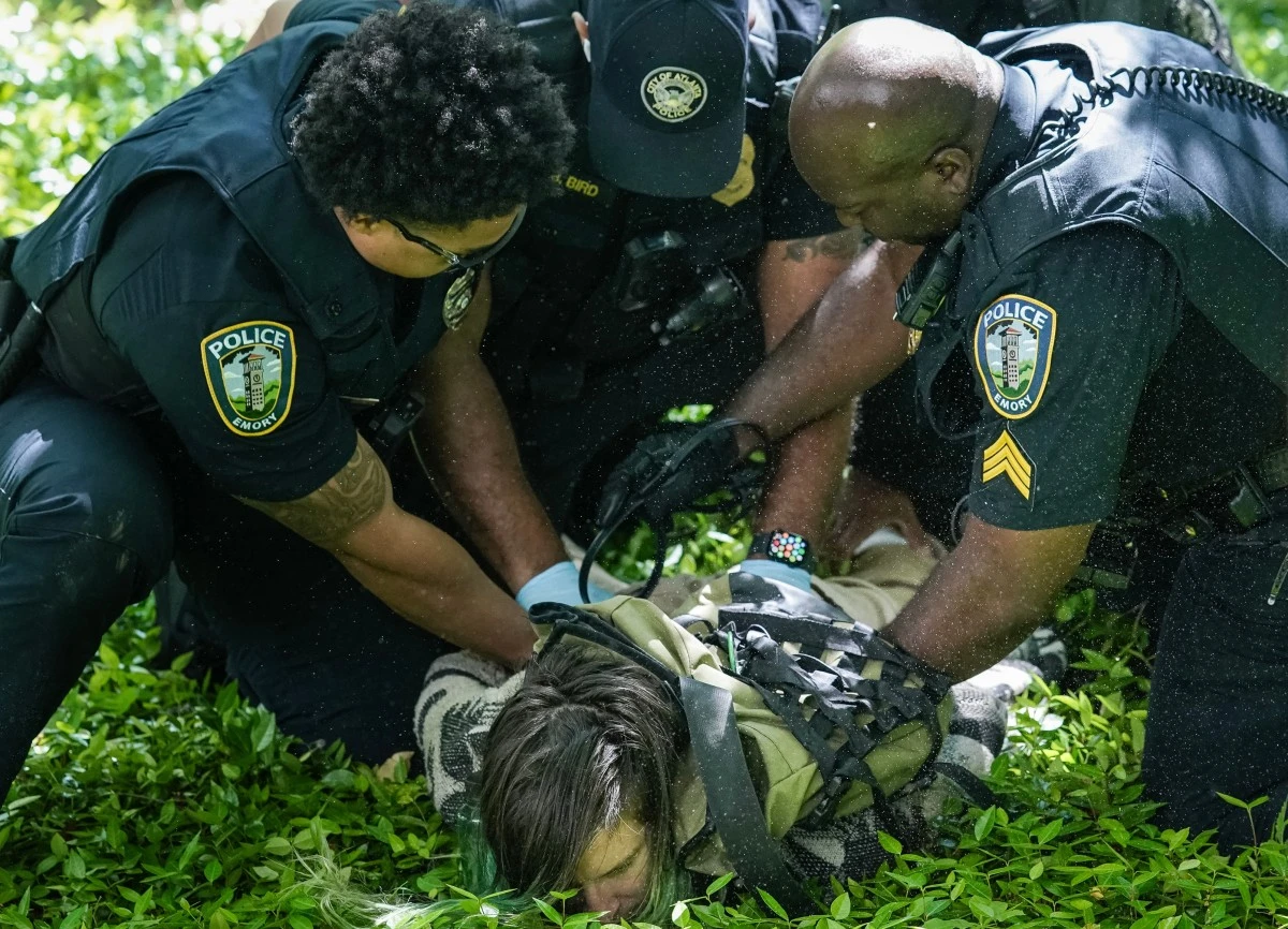 Des policiers arrêtent un manifestant lors d'une manifestation pro-palestinienne contre la guerre à Gaza à l'université Emory, le 25 avril 2024, à Atlanta (Géorgie). (Photo par Elijah Nouvelage AFP)