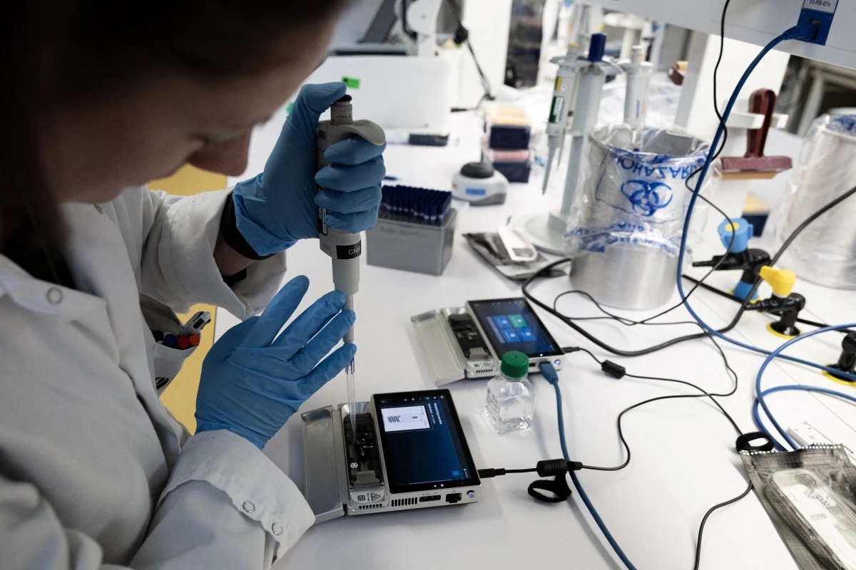 JO: à l'Institut Pasteur, une équipe dans les starting-block pour traquer les virus