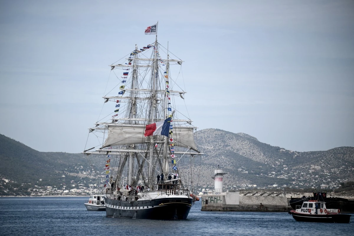 Le Belem, trois-mâts barque français du XIXe siècle, quitte le port du Pirée, près d'Athènes, avec la flamme olympique à son bord pour entamer son voyage vers la France le 27 avril 2024, un jour après que la Grèce a remis le flambeau des Jeux de 2024 aux organisateurs parisiens. (Photo Angelos Tzortzinis AFP)