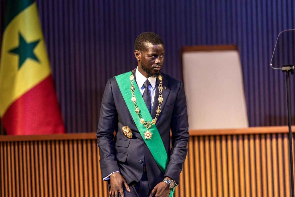 Le plus jeune président du Sénégal prête serment devant ses pairs africains