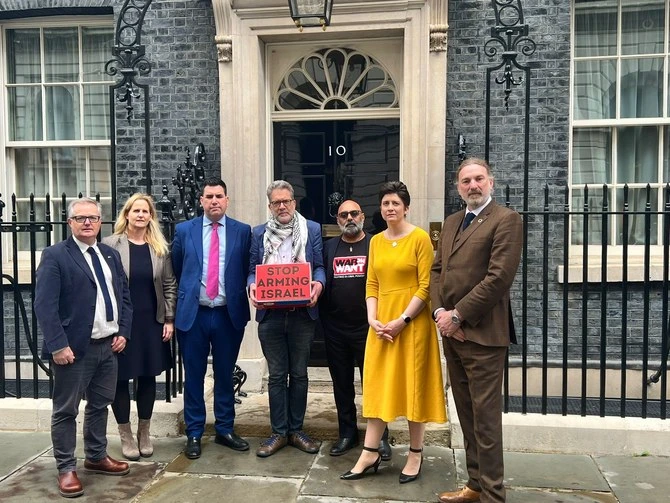 Pétition demandant la suspension des ventes d’armes britanniques à Israël remise à Downing Street