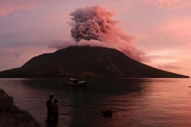 L'Indonésie est en état d'alerte maximale alors que le volcan Sulawesi continue d'entrer en éruption