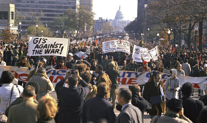 Des manifestants contre la guerre du Vietnam se rassemblent dans l’Ellipse, à Washington, le 9 mai 1970. (AP)
