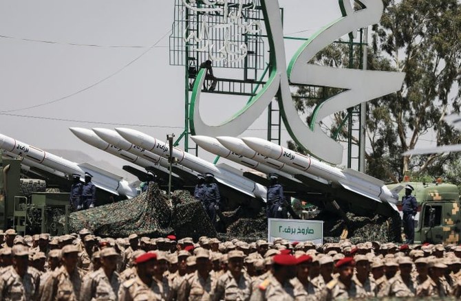 Les Houthis présentent leur arsenal de missiles lors d’un défilé militaire marquant le neuvième anniversaire de leur prise de contrôle de Sanaa, le 21 septembre 2023. (Reuters)