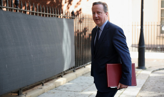 Le secrétaire d'État britannique aux Affaires étrangères, au Commonwealth et au Développement, David Cameron, à sa sortie de la réunion hebdomadaire du cabinet, la première depuis les élections municipales et locales, à Downing Street à Londres, Grande-Bretagne, le 7 mai 2024. (Reuters)