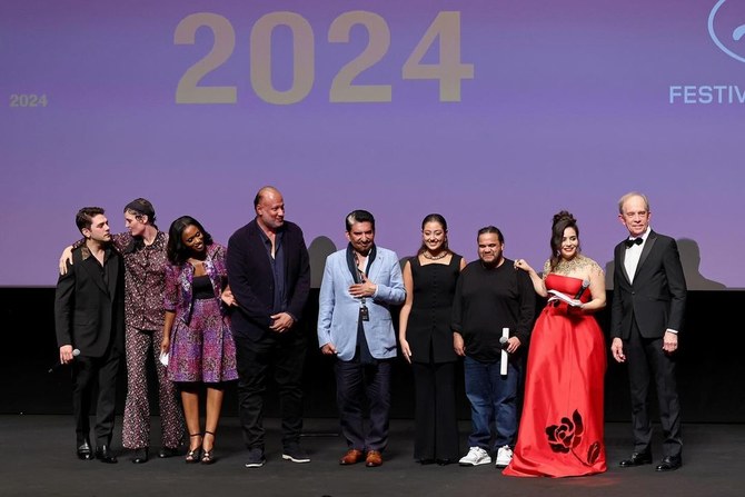 Les acteurs et l'équipe du film, accompagnés du réalisateur Tawfik Al-Zaidi, sont montés sur scène pour recevoir le prix. (AN/ Ammar Abd Rabbo)