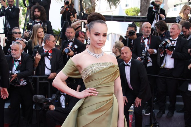 Sofia Carson en robe Elie Saab sur le tapis rouge