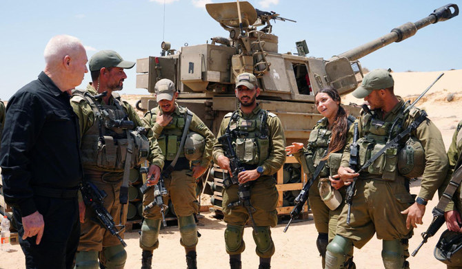 Le ministre israélien de la Défense, Yoav Gallant, aux côtés de soldats dans le sud d'Israël, près de Rafah. (AFP)